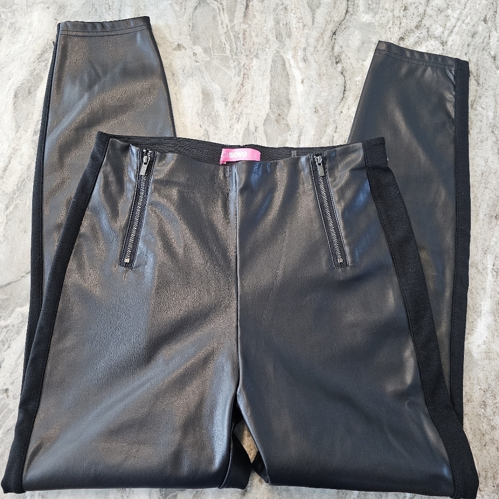 Cl Somo Women’s Large Black Faux Leather Pull On Front zip Pants Large